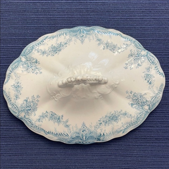 Elegant Blue and White Porcelain Serving Dish Lid only - Picture 1 of 8